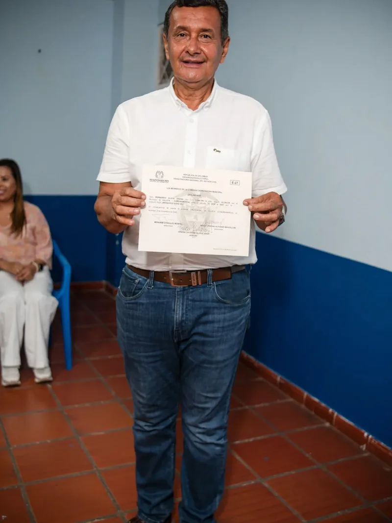 Bernardo Olaya sostiene el acta que lo acredita como alcalde electo de Villeta