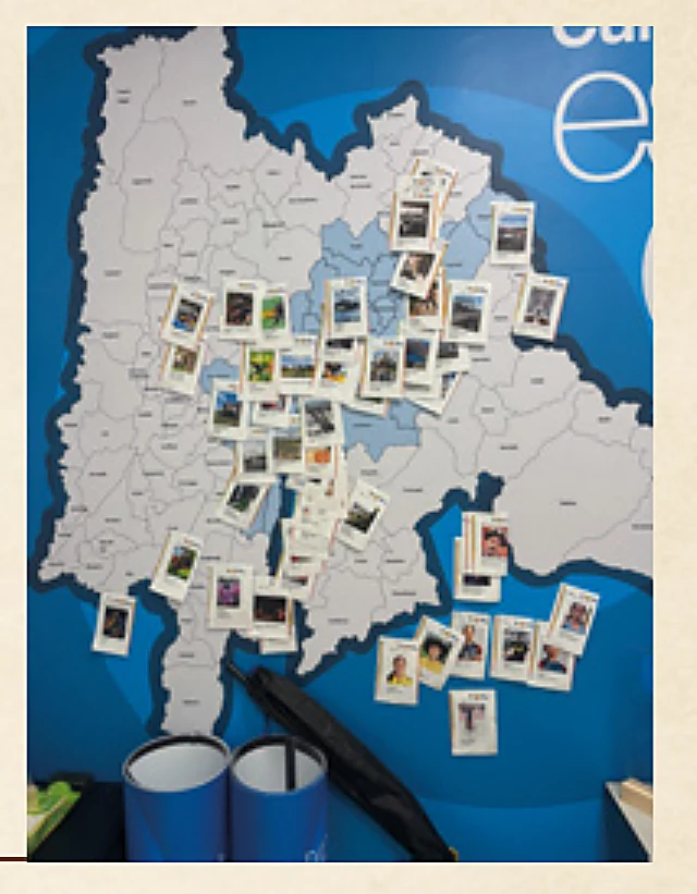 El mapa de Cundinamarca cubierto de polaroids con las locaciones del rodaje