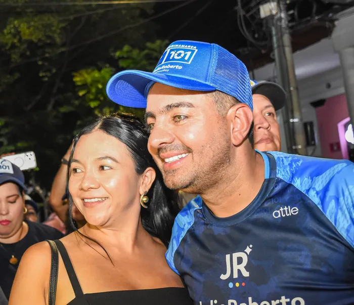 Julio Roberto se toma una selfie con una seguidora