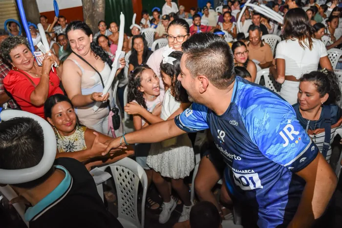 Julio Roberto saluda de mano a un seguidor entre la gente