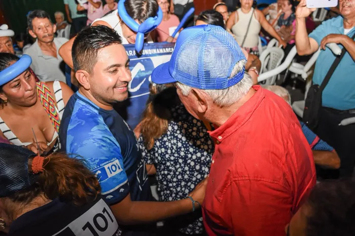 Julio Roberto abraza a un seguidor de camisa roja