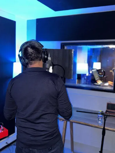 Grabación de voces tras el micrófono en el estudio