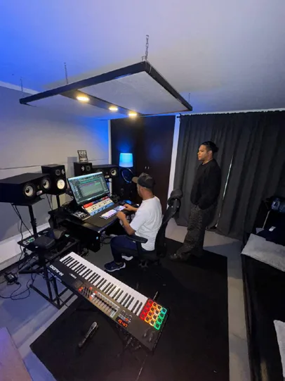 Producción musical del jingle con teclados en el estudio