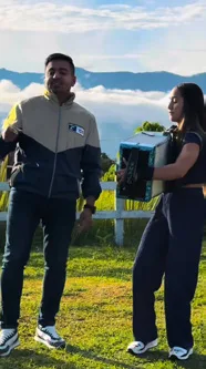 El candidato y la acordeonera ensayan el jingle