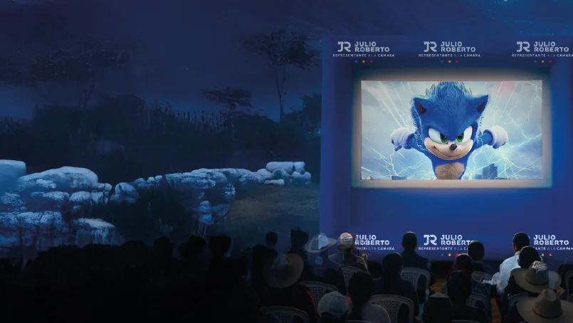 La vereda ve una película en la pantalla gigante de Cine con Julio