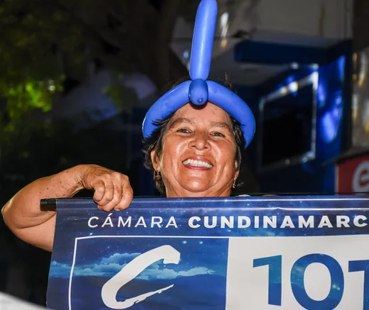 Seguidora con globo azul sostiene el cartel C101