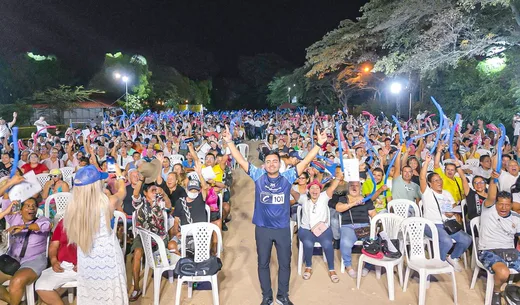 Multitud en un encuentro nocturno de la campaña