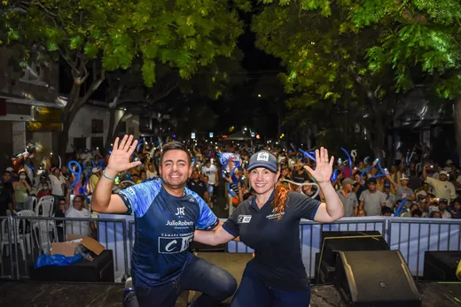 Julio Roberto y su equipo saludan desde la tarima