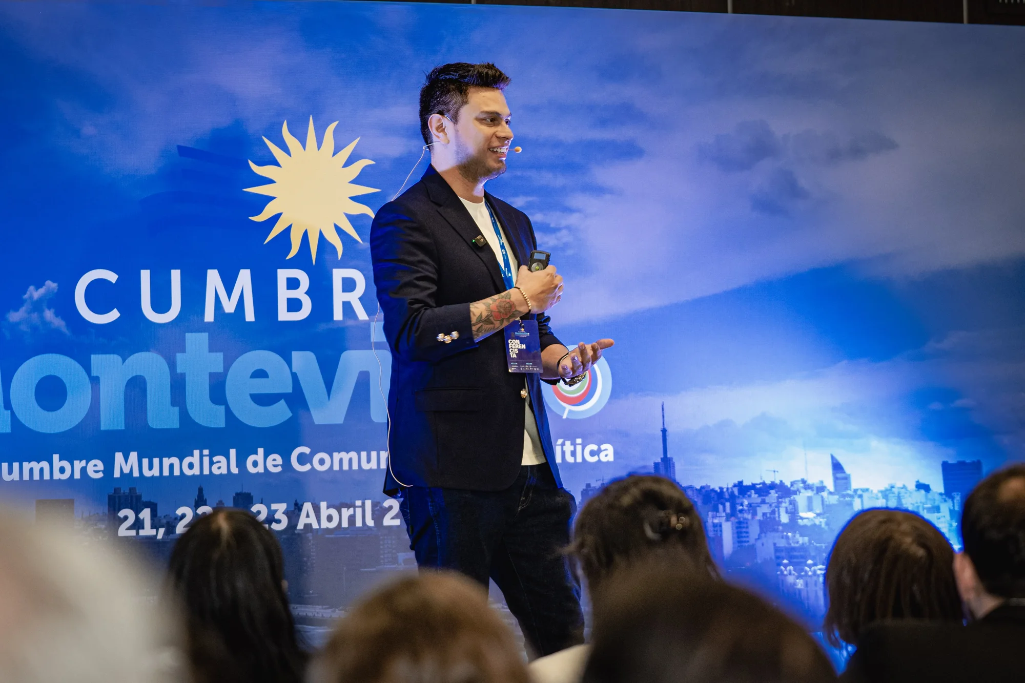 Sebastián Díaz da su charla frente al telón de la Cumbre de Montevideo